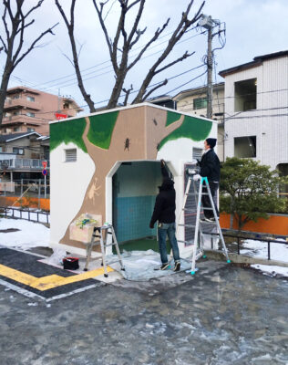 森の中の公衆トイレ